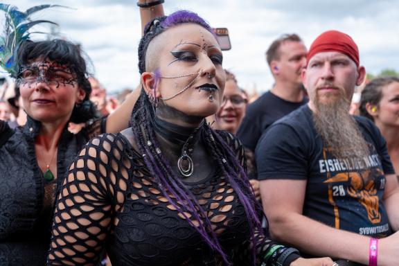 Vor der Bühne: aufwendig geschminkte Fans. So war das Mera Luna Festival in Hildesheim. Auf der Bühne The 69 Eyes