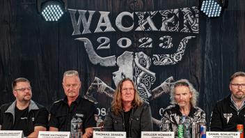 Auf der Abschluss-Pressekonferenz noch während des WOA 2023, am Sonnabend, 5. August, sagten die WOA-Veranstalter Thomas Jensen (3.v.l.) und Holger Hübner (rechts daneben), man werde sich ab der Woche nach dem Festival genauer mit den finanziellen Schäden auseinandersetzen. Verluste Einnahmen Schäden Finanzieller Schaden Wacken Open Air WOA 2023 Superstruct Gesellschafter Millionen Anteile