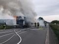 Aktuell brennt auf der Autobahn 30 zwischen den Anschlussstellen Laggenbeck und Ibbenbüren ein mit Stroh beladener Lkw-Anhänger. 