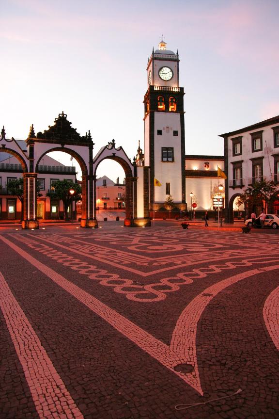 Ponta Delgada: Hauptplatz mit Stadttor und Kirche. Ponta Delgada: Hauptplatz mit Stadttor und Kirche.