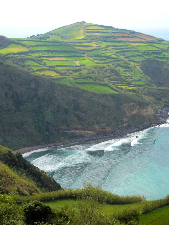 São Miguel: Terrassenfelder und Wellen. São Miguel: Terrassenfelder und Wellen
