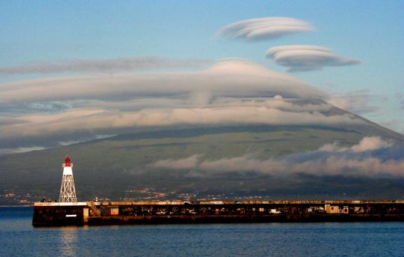 Schönes Naturschauspiel: Wolken-Ufos auf dem Pico. Schönes Naturschauspiel: Wolken-Ufos auf dem Pico.