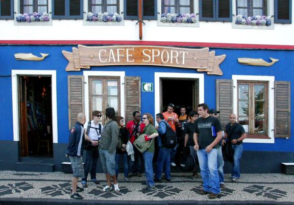 Peters Café Sport gilt als ein beliebter Treffpunkt. Peters Café Sport gilt als ein beliebter Treffpunkt.
