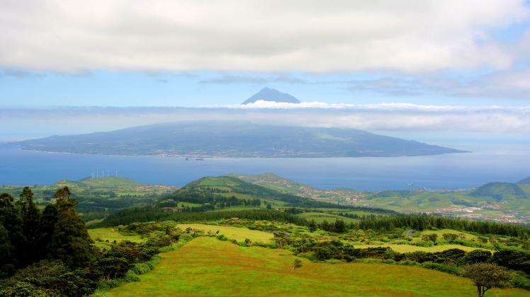 Schwebende Vulkaninsel: Von der Insel Faial gibt es einen schönen Ausblick auf die Nachbarinsel Pico und deren Vulkan.