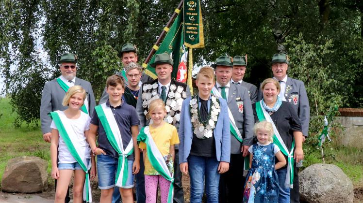 Die Hofstaaten und die Fahnenträger im Allgemeinen Schützenbund Botterbusch: Martin Lamping (hinten, von links), Marcel Cord, Stefan Jäger und der stellvertretenden Vorsitzende Martin Fischer, Königin Christiane Hopmann (Mitte, von links), König Christian Niemöller, die Adjutanten Stefan und Wera Pieper mit Tochter Leonie, die Kinderadjutanten Josefin Lamping (vorn, von links) mit Lasse Pieper, sowie Anne und Kinderkönig Max Klekamp.