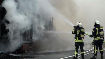 A30 bei Ibbenbüren: Lkw-Anhänger mit Stroh brennt