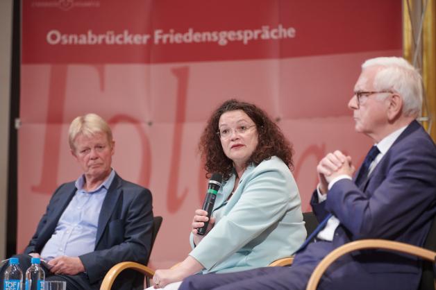 Reiner Hoffmann, Andrea Nahles und Hans-Gert Pöttering im Gespräch über Solidarität in europäischen Krisen.