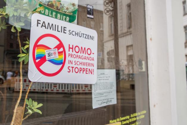 Vier Tatorte: Provokation gegen queere Community in Schwerin