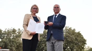 Katharina Pötter überreicht Ülgür Gökhan die Justus-Möser-Medaille