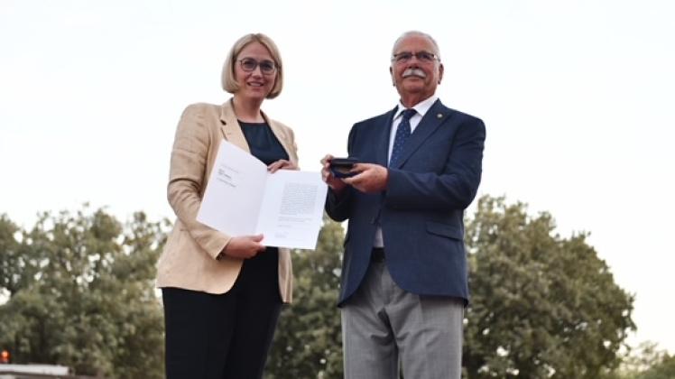 Katharina Pötter überreicht Ülgür Gökhan die Justus-Möser-Medaille