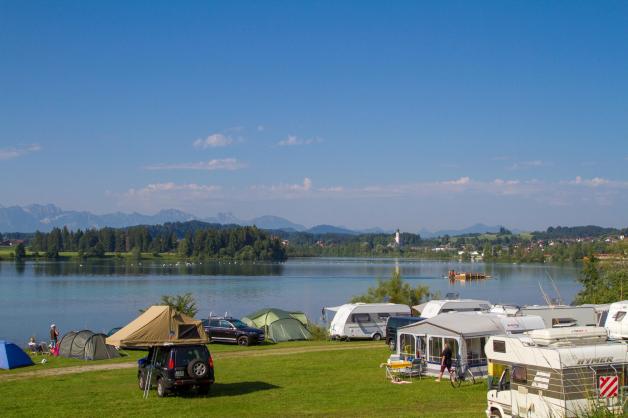 Panaromablick inklusive See: In Bayern gibt es viele schöne Campingplätze. Zum Beispiel das Adventure Camp Schnitzmühle bei Viechtach.