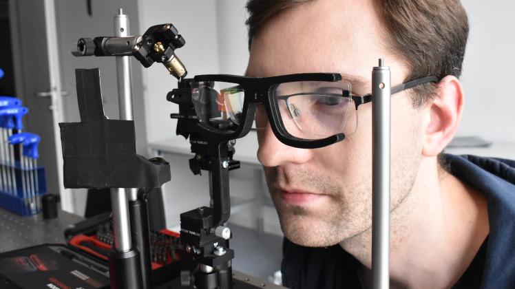 Goobay BeamerFlex Projektor-Deckenhalterung – Für Kleine Bis Mittlere Größen – Beweglich Um 15° Neigbar Und 360° Schwenkbar – Höhenverstellung – Einfache Installation – Weiß 51896