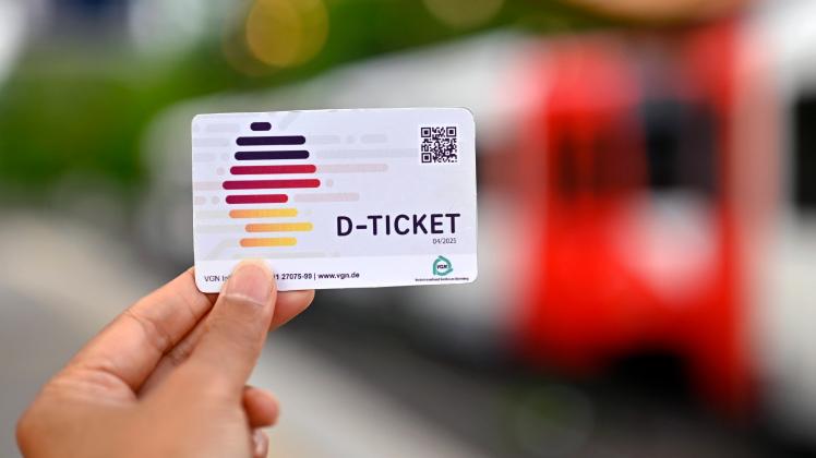 Mit dem Deutschland-Ticket (D-Ticket) können Kunden der Deutschen Bahn seit dem 1. Mai 2023 für nur 49 Euro pro Monat in