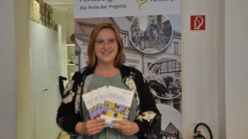 Sophie Rickers aus der Stadtinformation Der Rolandstadt Perleberg wirbt für die Abstimmung zum Bürgerhaushalt 2024.