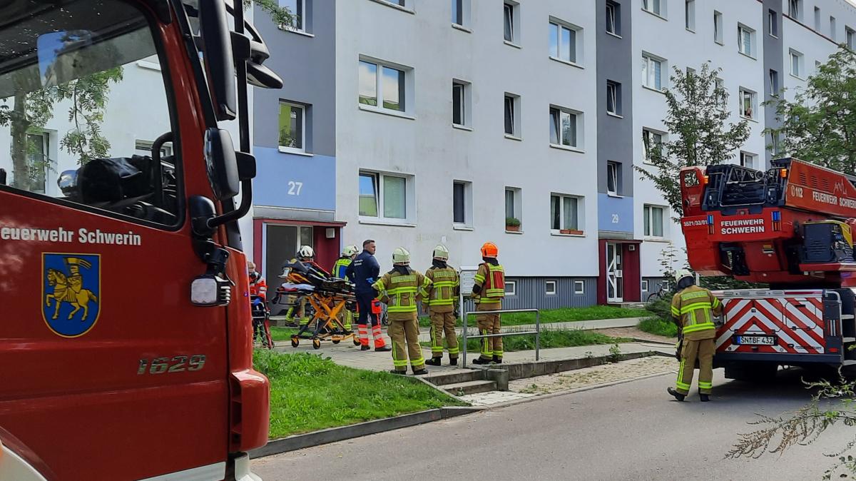 Feuer im Schweriner Mehrfamilienhaus Feuerwehr rückt aus SVZ