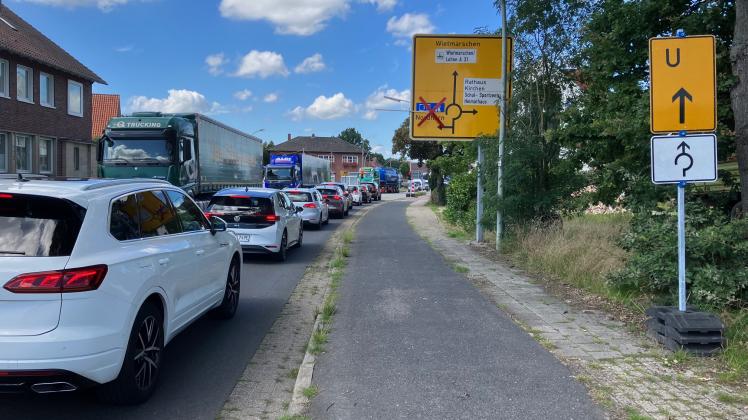 Die B213 wird bei Lohne seit Ende Mai grunderneuert. Der Verkehr wird dafür aktuell durch den Ort umgeleitet - dies führt vor allem am Knotenpunkt Baierort - Lohner- und Hauptstraße zu Verkehrsbehinderungen.