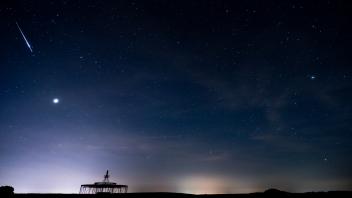 Sternschnuppe am Nachthimmel über Gesmold.