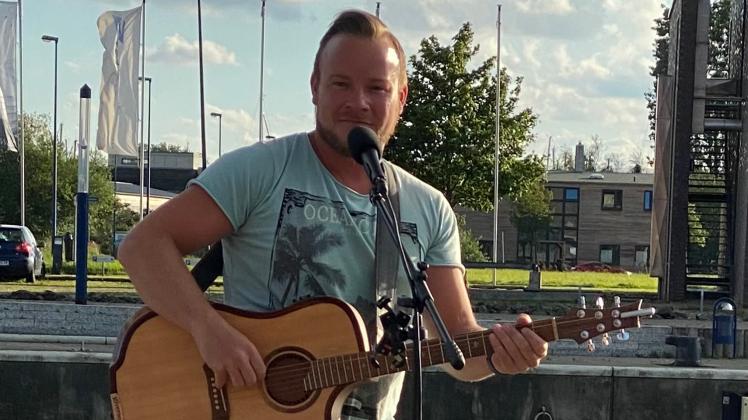 Auf Musik von Christian Matthies, dem Sänger der Band Revoc, können sich die Besucher eines Picknickkonzertes in Gadebusch freuen.