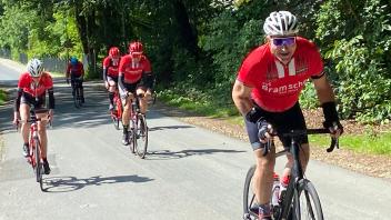 Bei einer Testfahrt kämpfen sich fünf Radsportler des TuS Bramsche die steile „Muur van Melle“ hinauf.