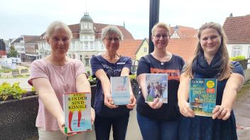 Die Stadtbücherei-Mitarbeiterinnen Elke Klein, Kirstin Weissgerber, Inke Räth und Tahmani Carstensen (v. li.)stellen ihre Lieblingsbücher vor.