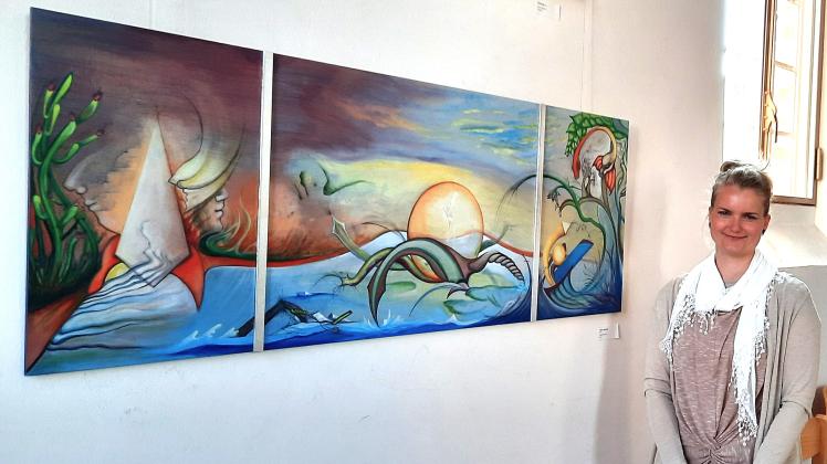 Nora Gauger neben ihrem neuen Triptychon