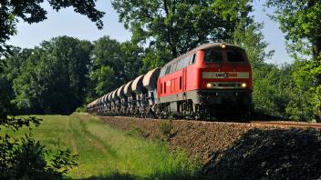 Eine Lokomotive der Lappwaldbahn schleppt einen Zug mit Schotterwagen in Richtung Bad Laer. 