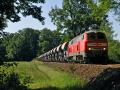 Eine Lokomotive der Lappwaldbahn schleppt einen Zug mit Schotterwagen in Richtung Bad Laer. 