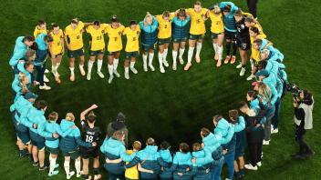 TOPSHOT - Australia&apos;s players gather after losing the Australia and New Zealand 2023 Women&apos;s World Cup semi-final football match between Australia and England at Stadium Australia in Sydney on August 16, 2023. (Photo by DAVID GRAY / AFP)