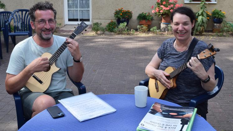 Sven Kröger und Martina Gräther kommen seit vier Jahren zur Ukulele-Studienwoche, um gemeinsam zu lernen und zu spielen.