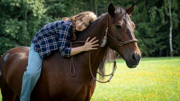 Kinofilm „Ponyherz“, Schauspielerin Martha Haberland als „Anni“ mit Pferd „Ponyherz“