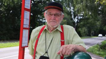 Manfred Ramcke (85) kritisiert die Haltestelle, freut sich aber über den neu angebrachten Mülleimer. 
