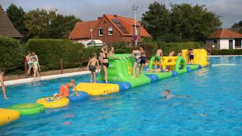 Kinder im Hagener Freibad mit Aqua-Funpark