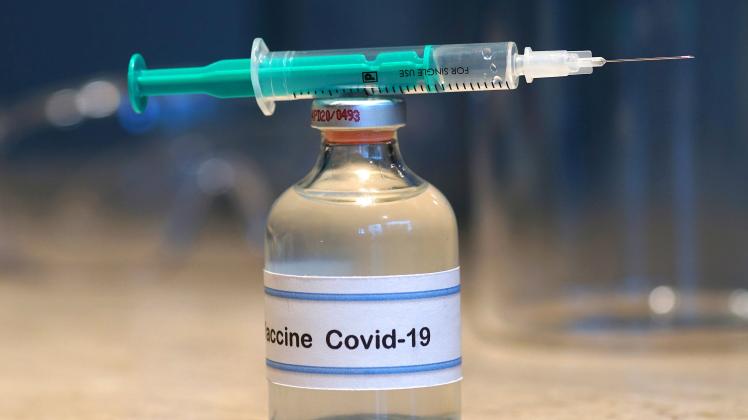 Spritze und Corona-Impfstoff syringe and Corona vaccine, Bundesrepublik Deutschland BLWS685647 *** Syringe and Corona Va