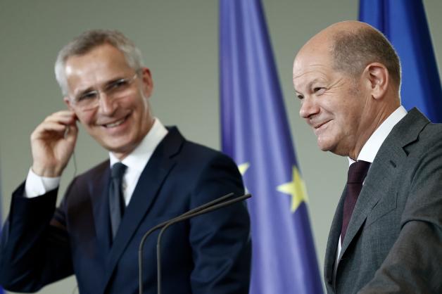 Als „historisch“ bezeichnete Nato-Generalsekretär Jens Stoltenberg (links) das Versprechen Deutschlands, im nächsten Jahr an das Zwei-Prozent-Ziel zu kommen. Gesetzlich bindend ist das Ziel aber nicht.