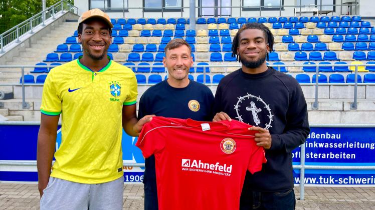 Neue Spieler für den FCM: Edward Osemedua Uwechue, Stefan Lau (Trainer) und Otitochukwu Caleb Uwechue (v.l.)