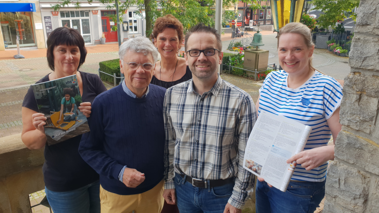 Wünschen sich für den Stadtführerkurs zahlreiche interessierte Teilnehmerinnen und Teilnehmer: die Dozenten Hon.-Prof. Dr. Fritz-Gerd Mittelstädt (vorne links) und Uwe Plaß (vorne rechts) sowie (von links) Iris Schriever, Astrid Voß und Sabrina Bieschke vom Kultur- und Tourismusbüro der Stadt Melle. Foto: Stadt Melle