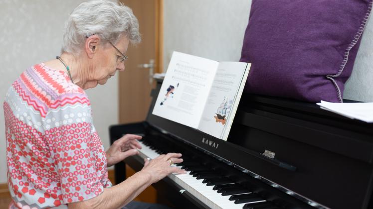 Mellerin lernt mit 90 Jahren noch Klavierspielen - 16.08.2023