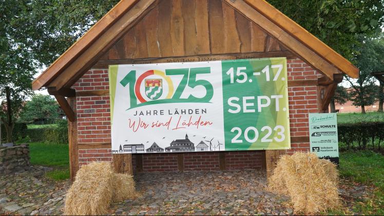In Lähden wird an diversen Stellen auf das Jubiläumswochenende im September hingewiesen.