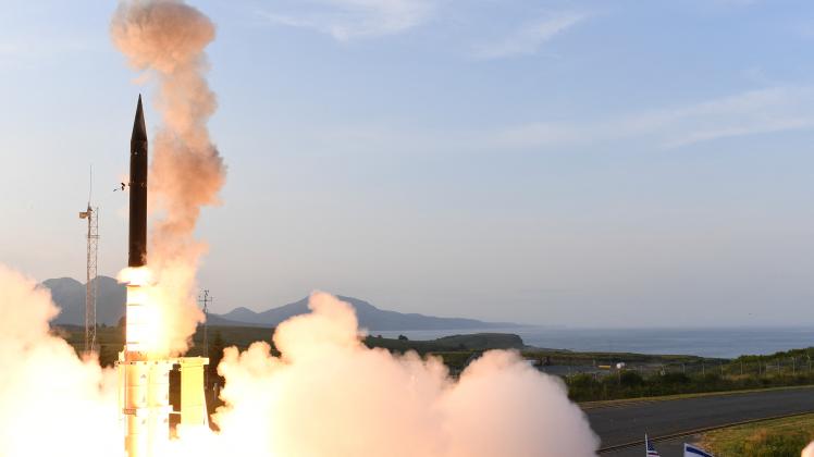 A handout picture released by the Israeli Ministry of Defence on July 28, 2019 shows the launch of the Arrow-3 hypersonic anti-ballistic missile at an undisclosed location in Alaska. Israel and the United States have successfully carried out tests of a ballistic missile interceptor that Prime Minister Benjamin Netanyahu said Sunday provides protection against potential threats from Iran.The tests of the Arrow-3 system were carried out in the US state of Alaska and it successfully intercepted targets above the atmosphere, Israel's defence ministry said in a statement. (Photo by Israeli Ministry of Defence / AFP) / == RESTRICTED TO EDITORIAL USE - MANDATORY CREDIT "AFP PHOTO / HO / ISRAELI MINISTRY OF DEFENCE" - NO MARKETING NO ADVERTISING CAMPAIGNS - DISTRIBUTED AS A SERVICE TO CLIENTS ==