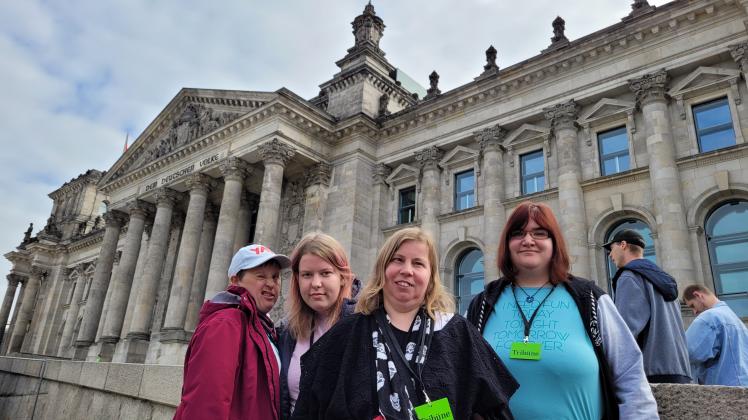 Vor dem Bundestag in Berlin posieren Kathrin Dreßler (v.l.), Marit Wolf, Doreen Pinger und Nadine Lindermann von den Sternberger Werkstätten. 