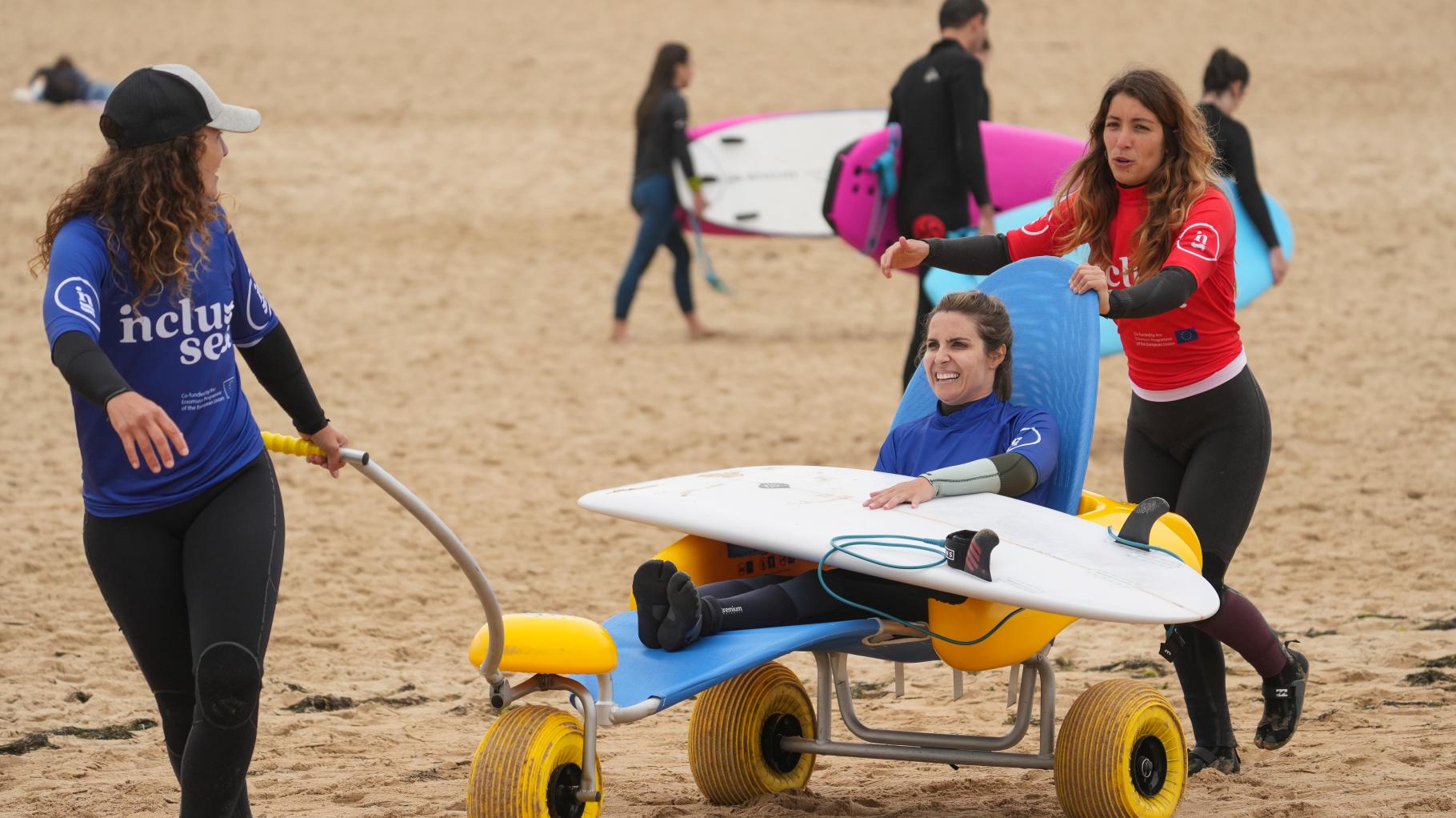 Blue Surf Festival kommt nach Warnemünde und fördert Wellenreiten für Menschen mit Handicap 