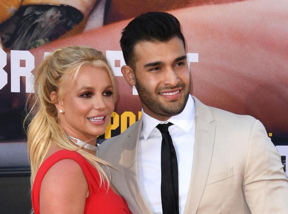 Scheidung nach 14 Monaten: US-Popstar Britney Spears (41) hatte Sam Asghari (29) im Juni 2022 geheiratet – wenige Monate, nachdem ein Gericht die Vormundschaft ihres Vaters beendet hatte. Mitte August reichte Asghari die Scheidung ein. Die beiden waren seit 2016 ein Paar. Spears hat zwei Söhne im Alter von 16 und 17 Jahren aus einer früheren Ehe. (FILES) US singer Britney Spears (L) and boyfriend Sam Asghari arrive for the premiere of Sony Pictures