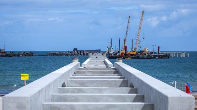 Die Betonkonstruktion für die zukünftige 720 Meter lange Seebrücke vor dem neuen Inselhafen.