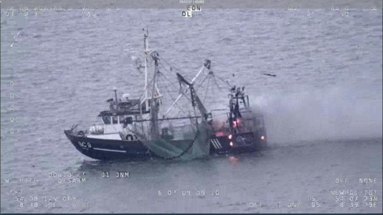 Fischkutter vor Büsum in Flammen
