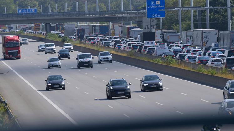 11.07.2023 Ca. 7 km Stau mit Rettungsgasse auf der vierspurigen Autobahn A5 zwischen Langen und Weiterstadt aufgrund ein