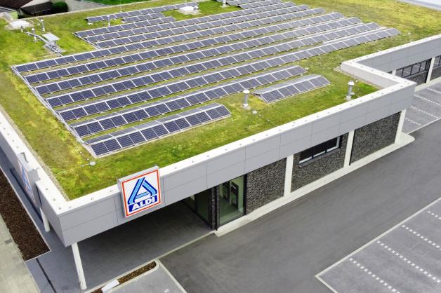 Aldi will beim Betrieb der Filialen auf fossile Brennstoffe verzichten. Auf dem Dach des Marktes wird eine Photovoltaikanlage installiert.