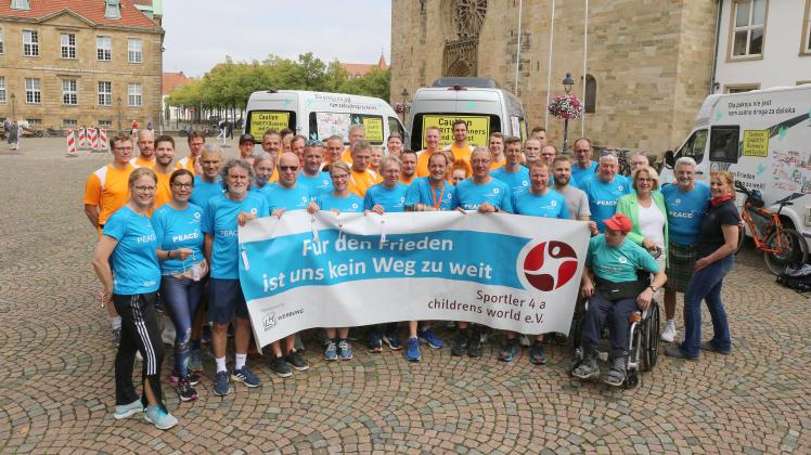 Die Läufer von „Sportlers for a childrens world“ starteten ihr Projekt „Für den Frieden ist uns kein Weg zu weit“ mit einem Lauf von Lengerich nach Osnabrück.