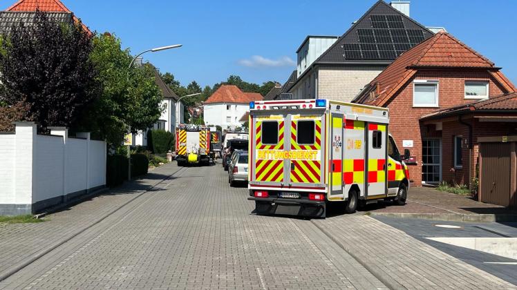 Trockner brennt in Osnabrück / Feuerwehr Blaulicht Krankenwagen