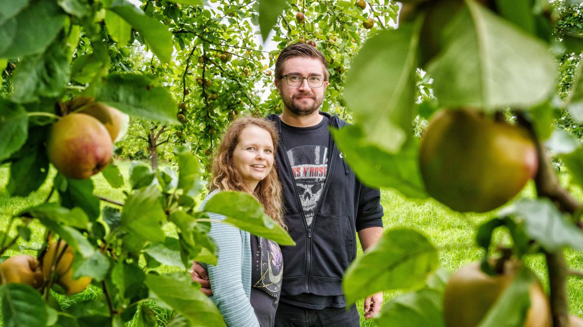 Marienautal Flensburg Paar pflanzt Apfelbaum im Hochzeitswald SHZ