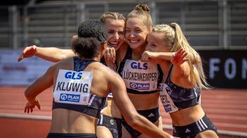 Deutsche Leichtathletik-Meisterschaften; Kassel, 09.07.2023 Die siegreiche 4x100m-Staffel mit Gina Lueckenkemper (SCC Be